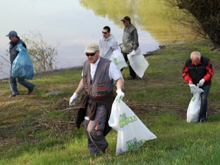 Szemétszedés a Duna-parton - fotó: Sándor Judit