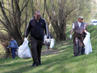 Szemétszedés a Duna-parton - fotó: Sándor Judit