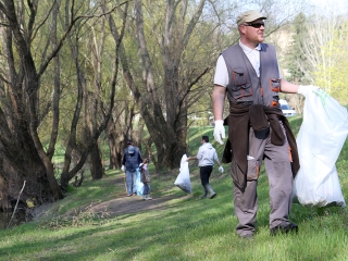 Szemétszedés a Duna-parton - fotó: Sándor Judit