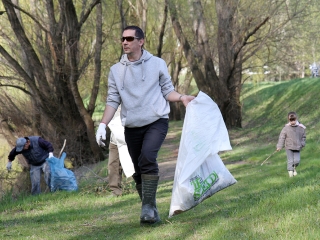 Szemétszedés a Duna-parton - fotó: Sándor Judit