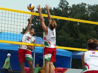 Strandröplabda a Szalki-szigeten - fotó: Sándor Judit