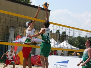Strandröplabda a Szalki-szigeten - fotó: Sándor Judit
