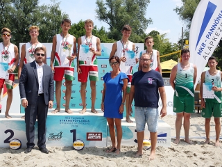 Strandröplabda a Szalki-szigeten - fotó: Sándor Judit