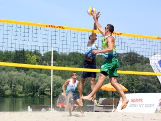 Strandröplabda a Szalki-szigeten - fotó: Sándor Judit