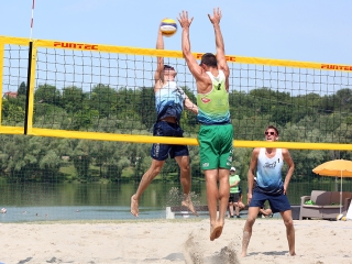 Strandröplabda a Szalki-szigeten - fotó: Sándor Judit