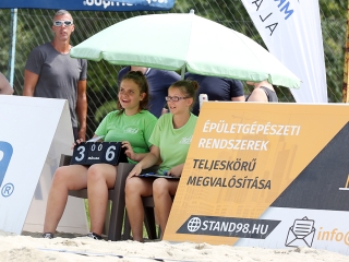 Strandröplabda a Szalki-szigeten - fotó: Sándor Judit
