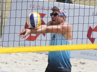 Strandröplabda a Szalki-szigeten - fotó: Sándor Judit