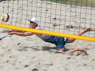 Strandröplabda a Szalki-szigeten - fotó: Sándor Judit