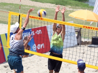 Strandröplabda a Szalki-szigeten - fotó: Sándor Judit