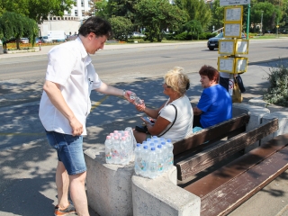Vízosztás a városban - fotó: Ónodi Zoltán