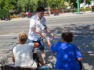 Vízosztás a városban - fotó: Ónodi Zoltán