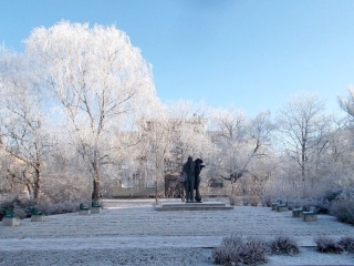 Könnyű séta a hófehérbe öltözött városban - fotó: 