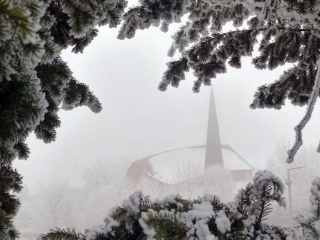 Könnyű séta a hófehérbe öltözött városban - fotó: 