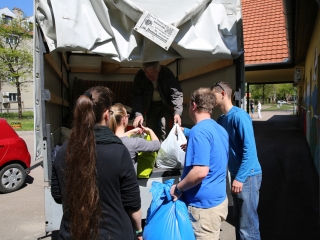 Adomány a Jószolgálati Otthonnak - fotó: Ónodi Zoltán