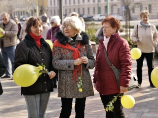 Nőnap a Városháza téren - sárga rózsával - fotó: 