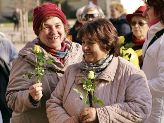 Nőnap a Városháza téren - sárga rózsával - fotó: 