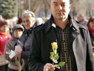 Nőnap a Városháza téren - sárga rózsával - fotó: 