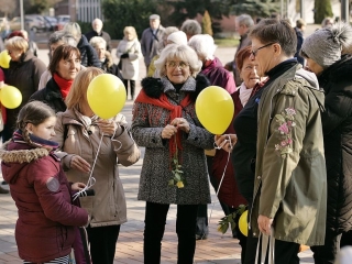 Nőnap a Városháza téren - sárga rózsával - fotó: 