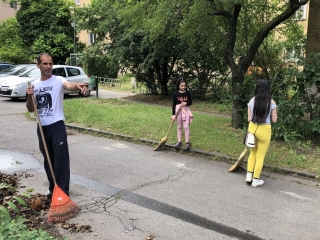 Játszótér-takarítás a Gagarin téren - fotó: 