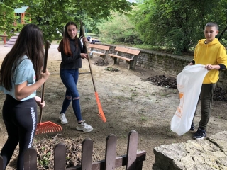 Játszótér-takarítás a Gagarin téren - fotó: 
