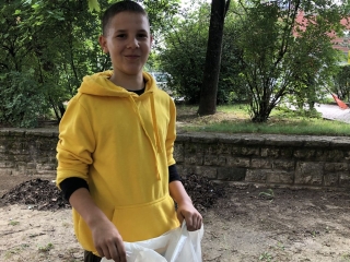 Játszótér-takarítás a Gagarin téren - fotó: 