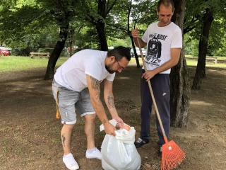Játszótér-takarítás a Gagarin téren - fotó: 