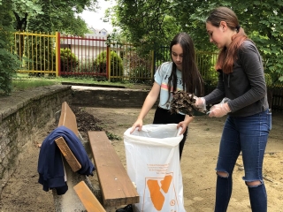 Játszótér-takarítás a Gagarin téren - fotó: 