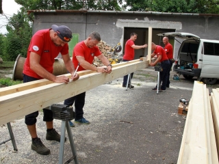 Hídépítés a Lebuki-patakon - fotó: 