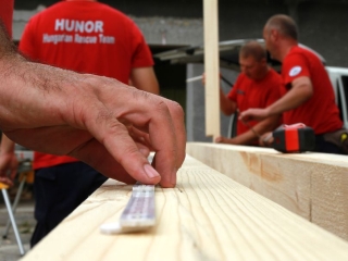 Hídépítés a Lebuki-patakon - fotó: 