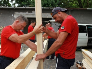 Hídépítés a Lebuki-patakon - fotó: 