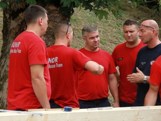 Hídépítés a Lebuki-patakon - fotó: 