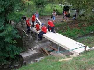 Hídépítés a Lebuki-patakon - fotó: 