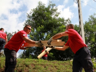 Hídépítés a Lebuki-patakon - fotó: 