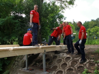 Hídépítés a Lebuki-patakon - fotó: 