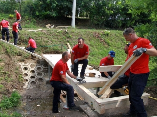 Hídépítés a Lebuki-patakon - fotó: 