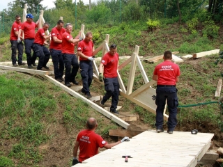 Hídépítés a Lebuki-patakon - fotó: 
