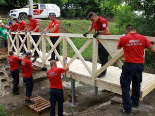 Hídépítés a Lebuki-patakon - fotó: 