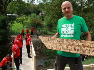 Hídépítés a Lebuki-patakon - fotó: 