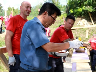 Hídépítés a Lebuki-patakon - fotó: 