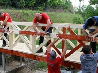 Hídépítés a Lebuki-patakon - fotó: 