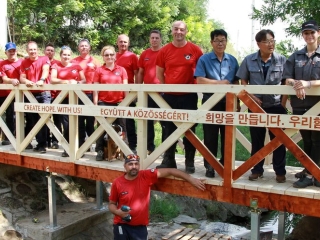 Hídépítés a Lebuki-patakon - fotó: 