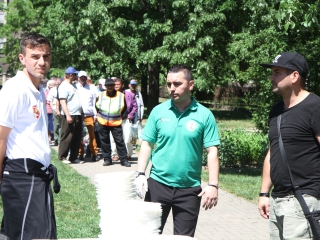 Ételt osztottak a focisták - fotó: Sándor Judit