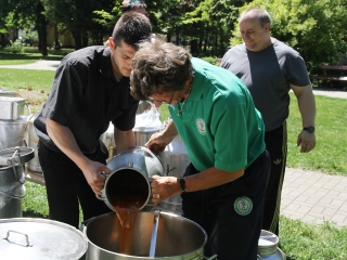 Ételt osztottak a focisták - fotó: Sándor Judit
