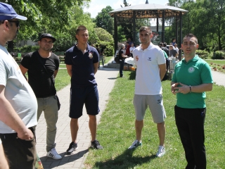 Ételt osztottak a focisták - fotó: Sándor Judit