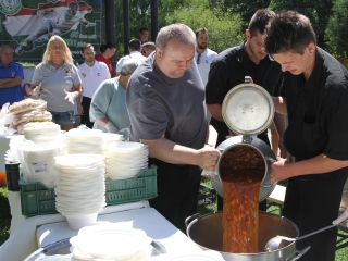 Ételt osztottak a focisták - fotó: Sándor Judit