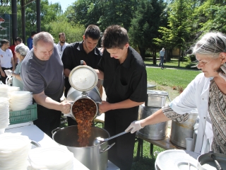 Ételt osztottak a focisták - fotó: Sándor Judit