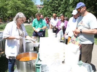 Ételt osztottak a focisták - fotó: Sándor Judit