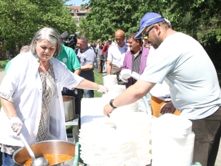 Ételt osztottak a focisták - fotó: Sándor Judit