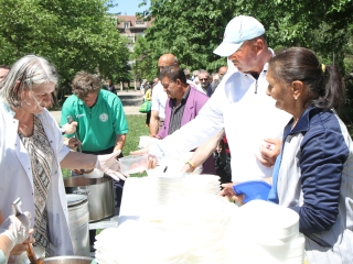 Ételt osztottak a focisták - fotó: Sándor Judit