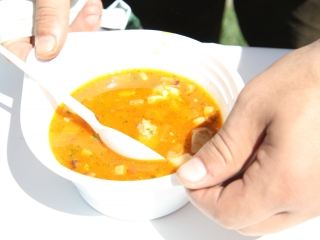 Ételt osztottak a focisták - fotó: Sándor Judit